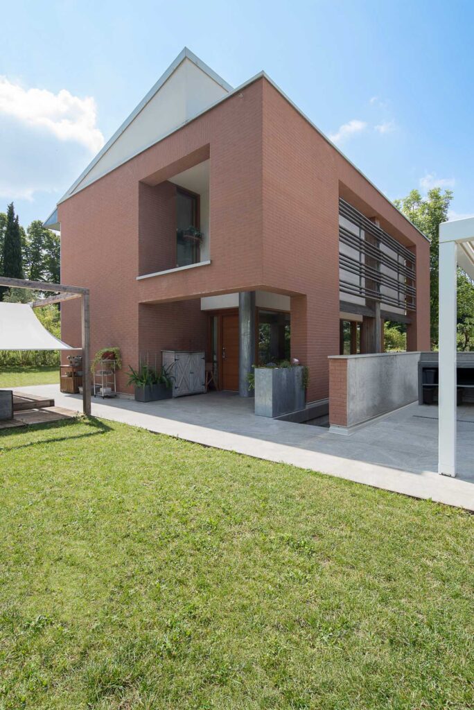 Casa prefabbricata in legno a Parma con parete ventilata e frangisole in legno