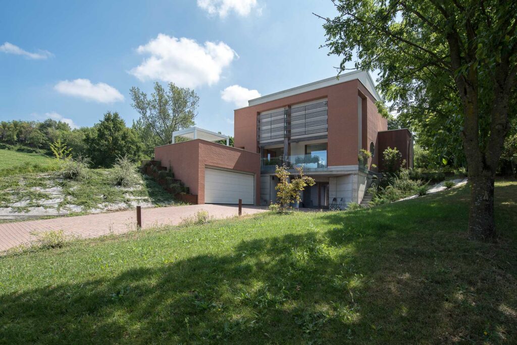 Casa prefabbricata in legno a Parma con parete ventilata e frangisole in legno