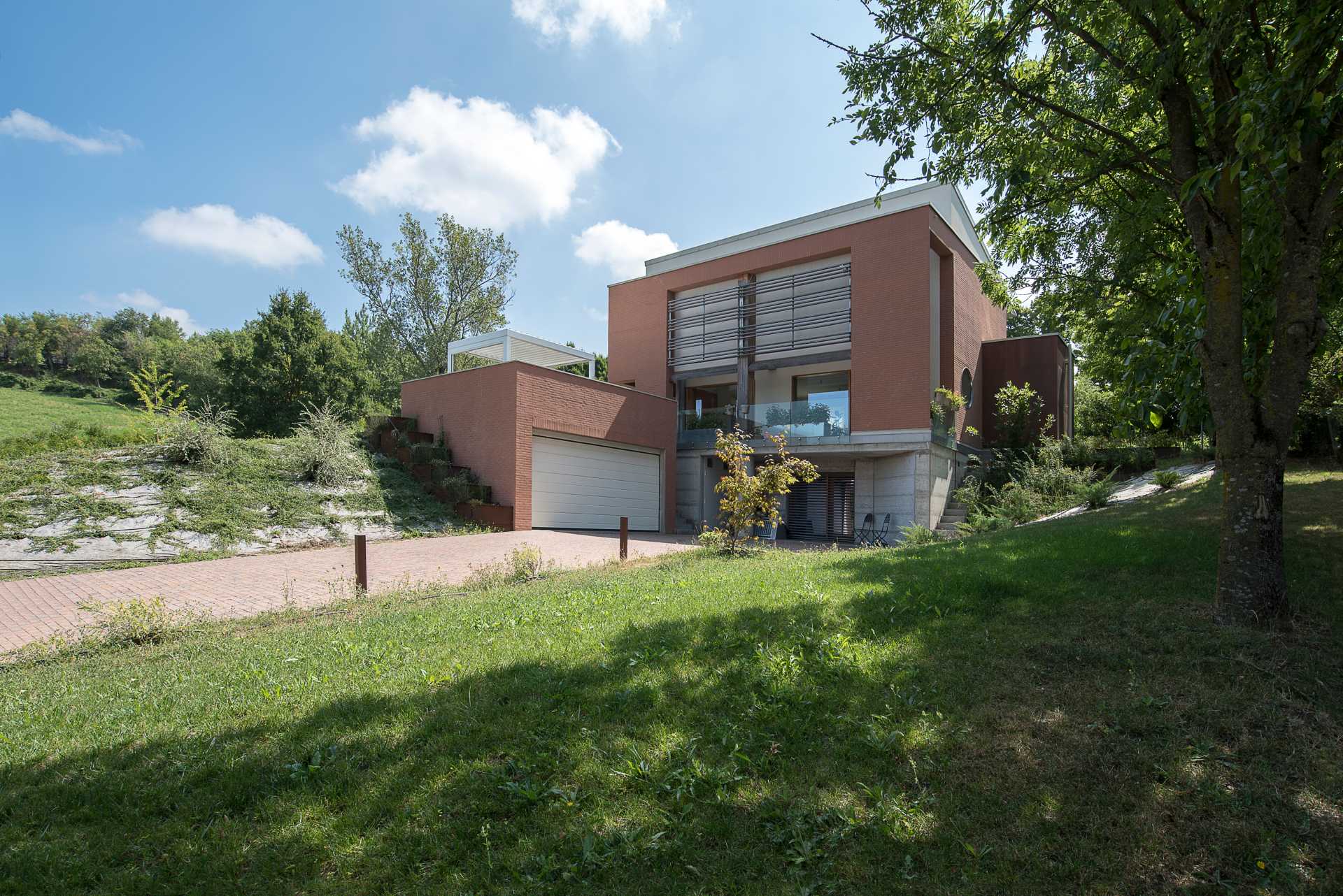 Casa prefabbricata in legno a Parma con parete ventilata e frangisole in legno