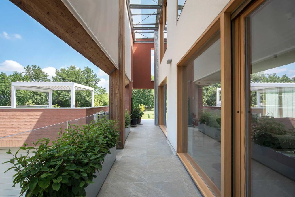 Casa prefabbricata in legno a Parma con parete ventilata e frangisole in legno