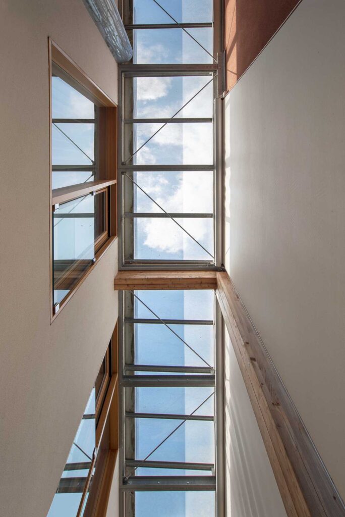 Casa prefabbricata in legno a Parma con parete ventilata e frangisole in legno