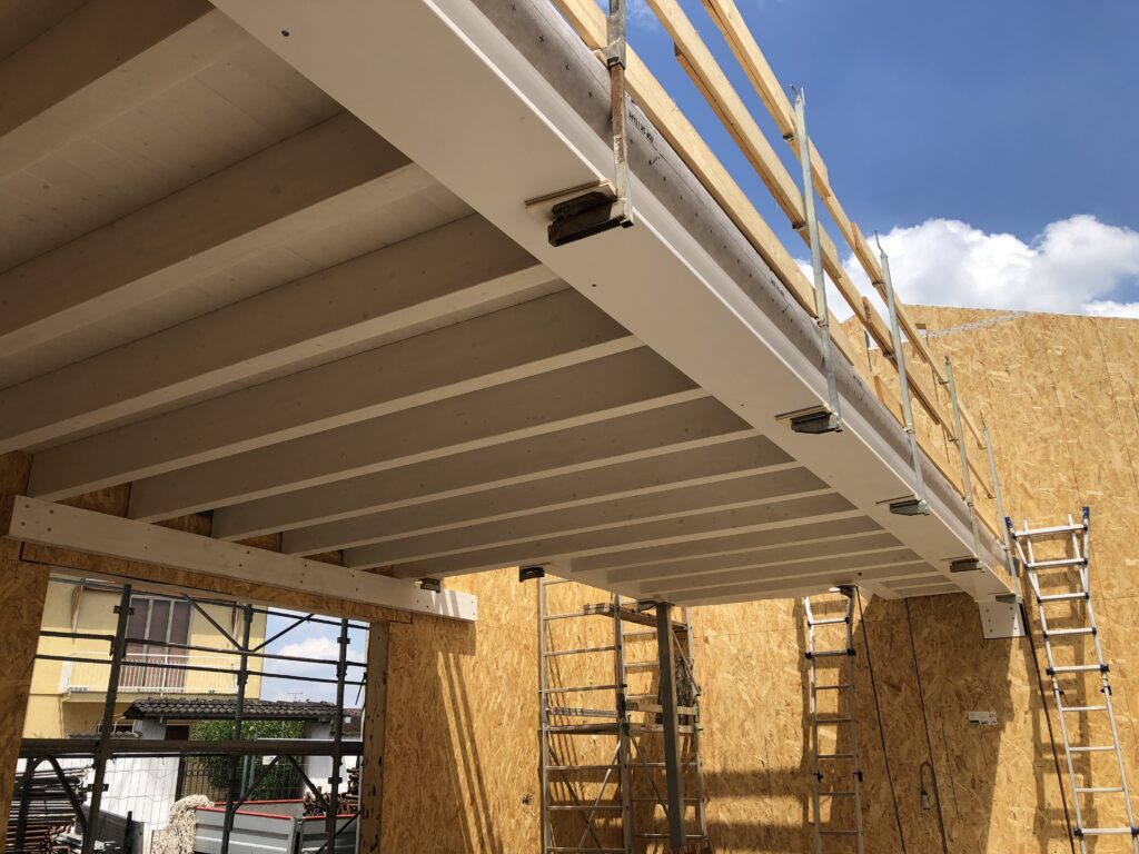 solaio in legno a vista di casa in legno moderna
