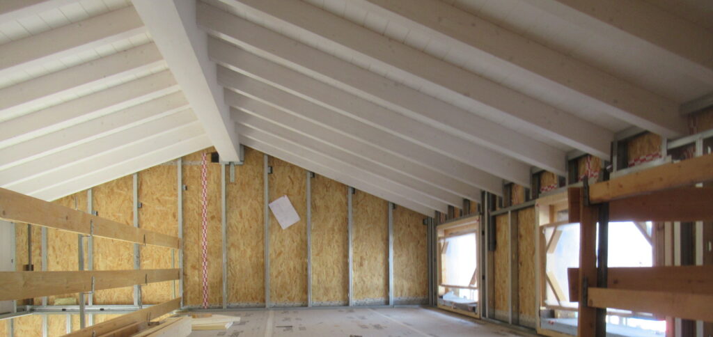 tetto in legno a vista di casa in legno moderna